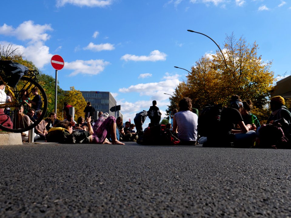 Extinction Rebellion blockade Alt-Moabit 2019-10-12 13