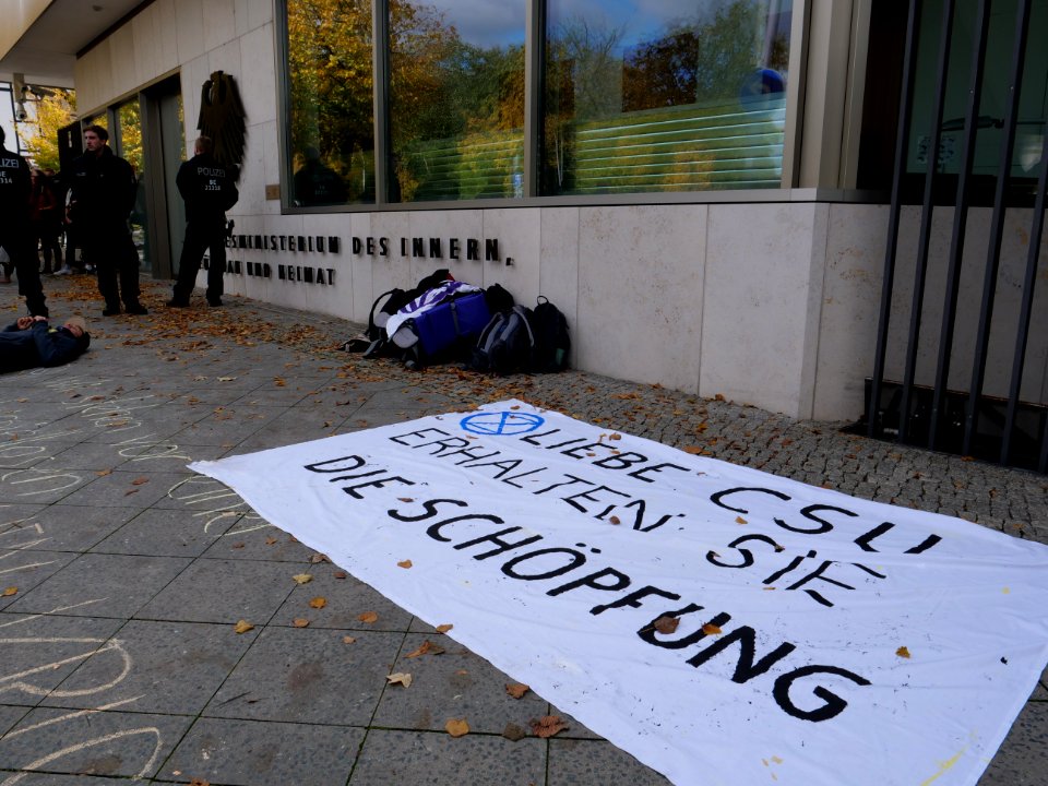 Extinction Rebellion blockade Alt-Moabit 2019-10-12 25
