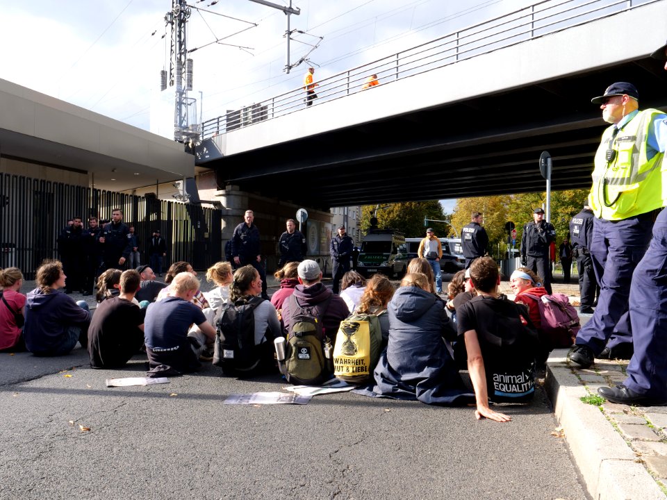 Extinction Rebellion blockade Alt-Moabit 2019-10-12 26