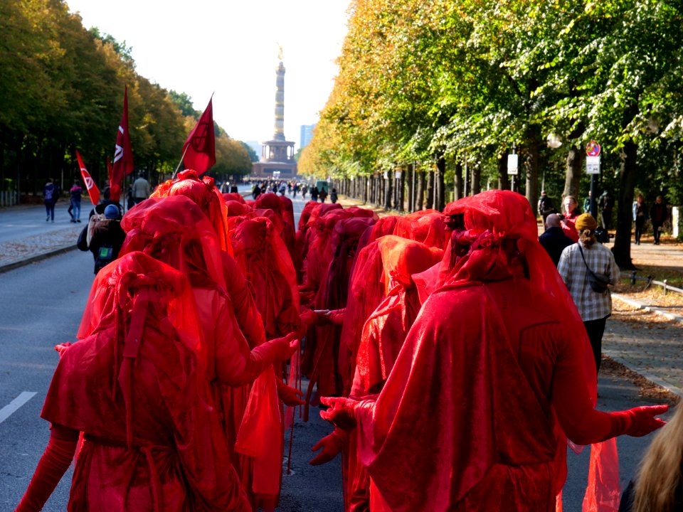 Extinction Rebellion Week Berlin Red Rebel Brigade on the Straße des 17. Juni 2019-10-07 08