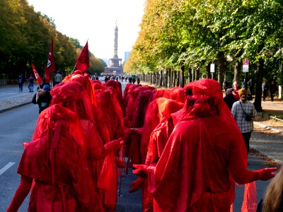 Extinction Rebellion Week Berlin Red Rebel Brigade on the Straße des 17. Juni 2019-10-07 08