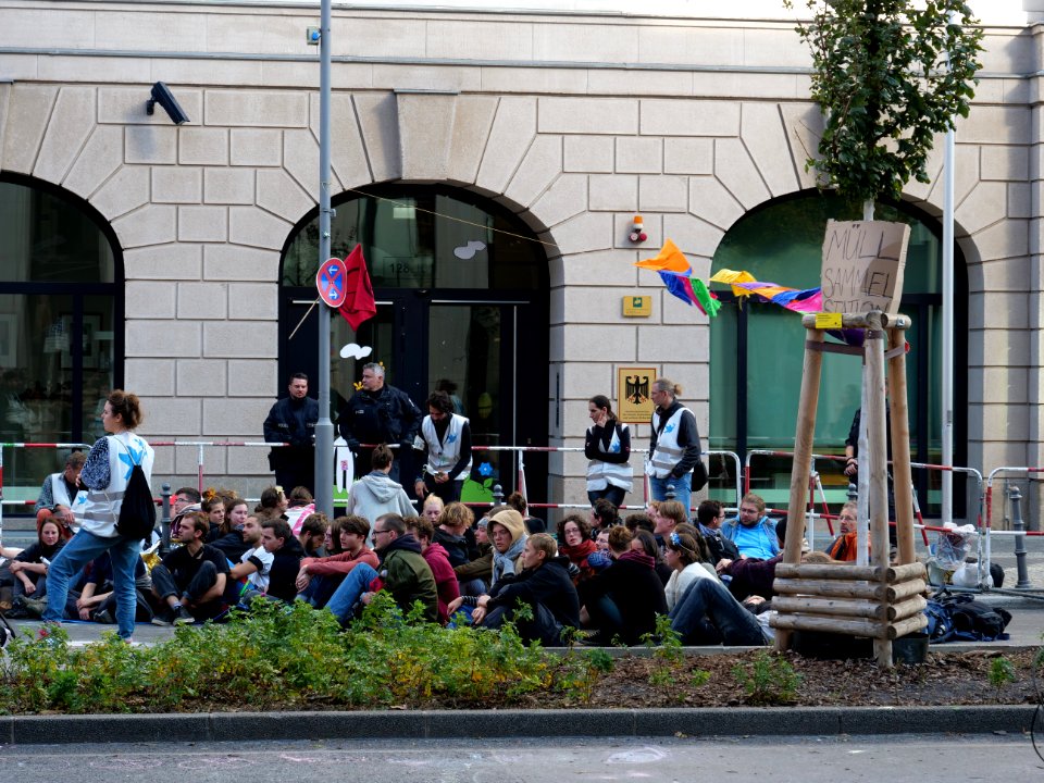 Extinction Rebellion blockade Stresemannstraße 2019-10-13 13