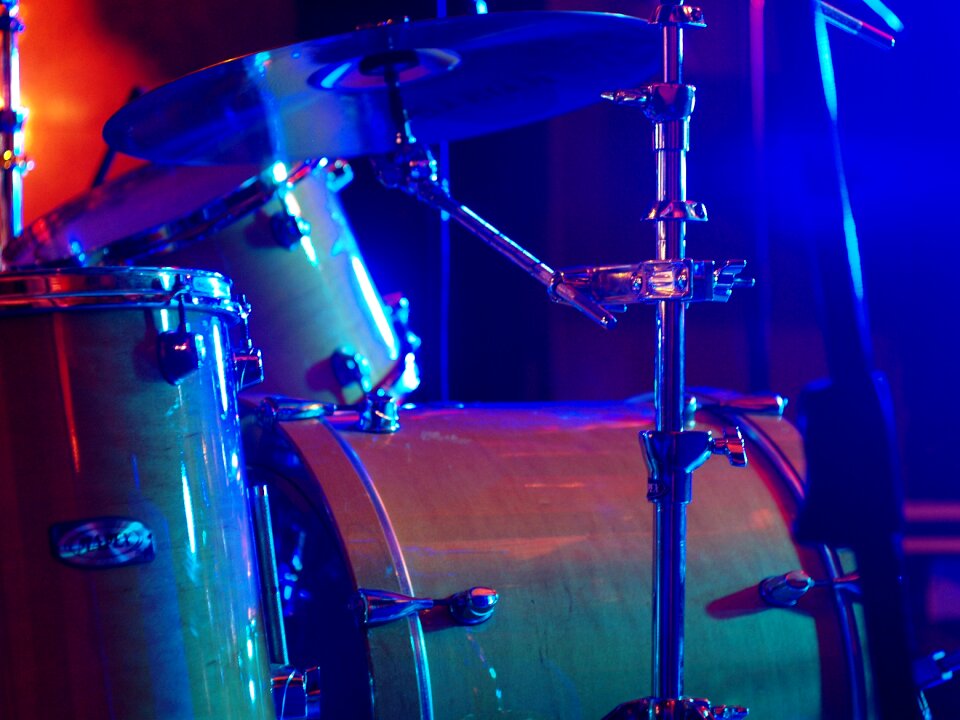 Play rock concert