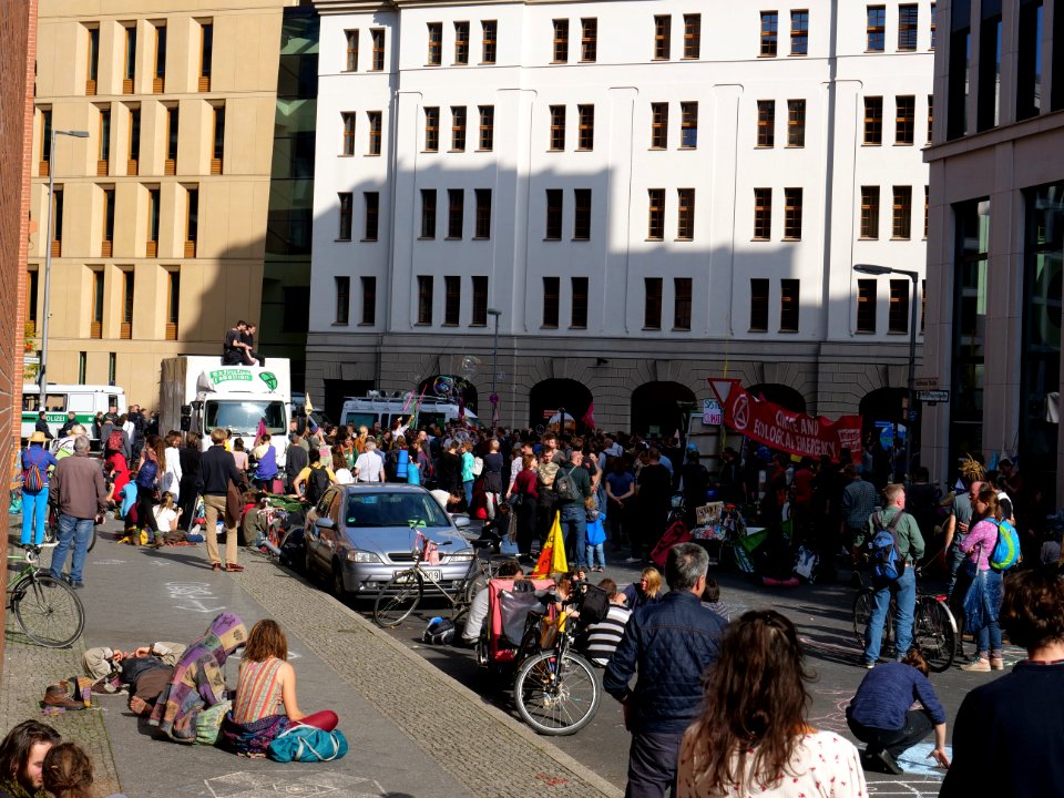 Extinction Rebellion blockade Stresemannstraße 2019-10-13 02