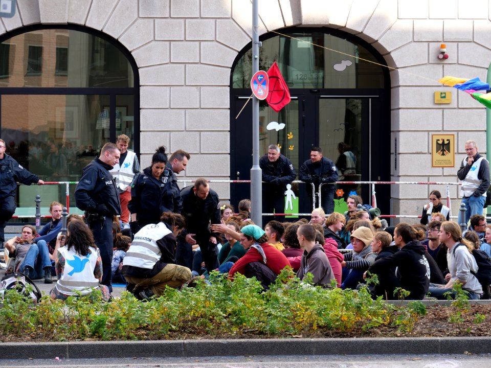 Extinction Rebellion blockade Stresemannstraße 2019-10-13 07