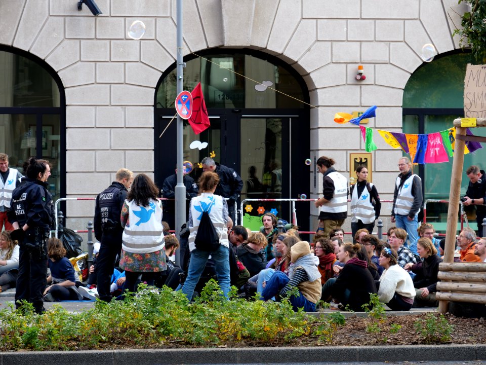Extinction Rebellion blockade Stresemannstraße 2019-10-13 15