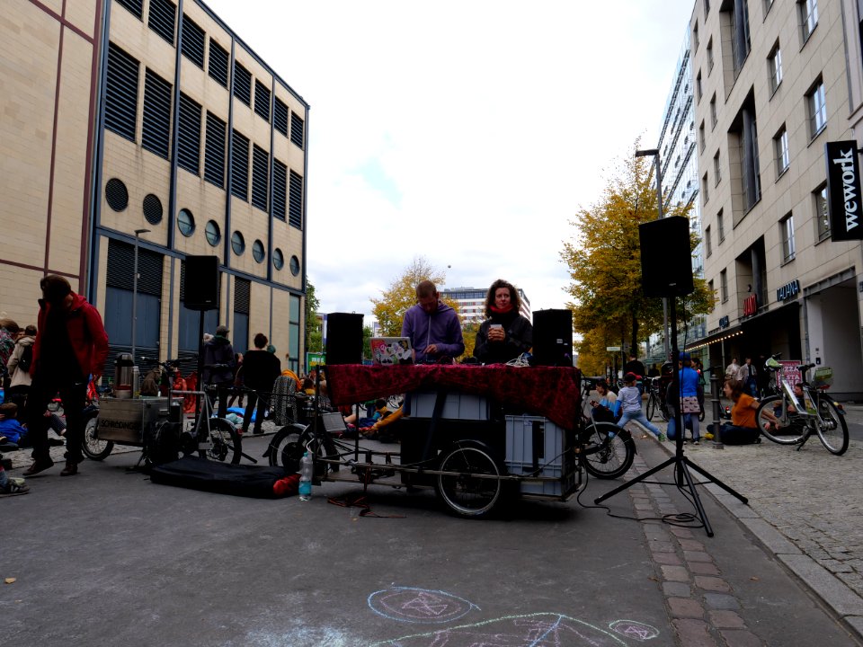 Extinction Rebellion blockade Stresemannstraße 2019-10-12 07