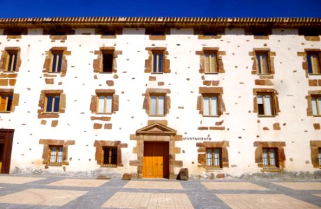 Ezcaray - Ayuntamiento (antigua Real Fábrica de Paños) 01