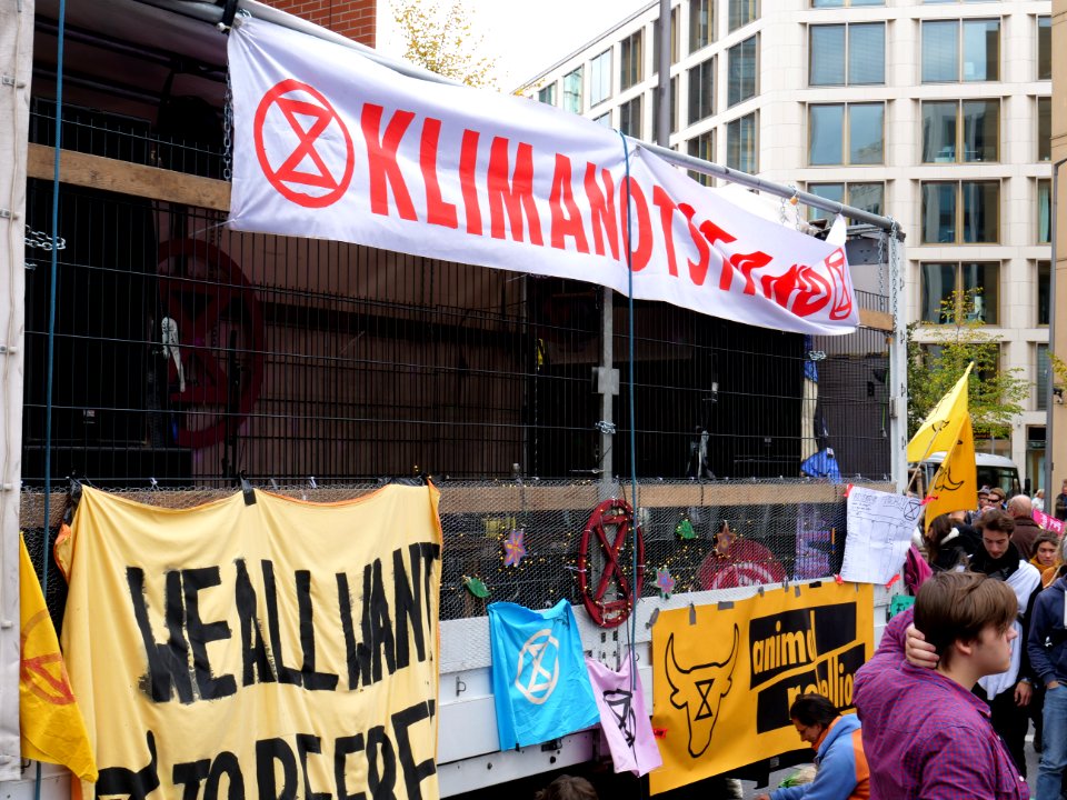Extinction Rebellion blockade Stresemannstraße 2019-10-12 04