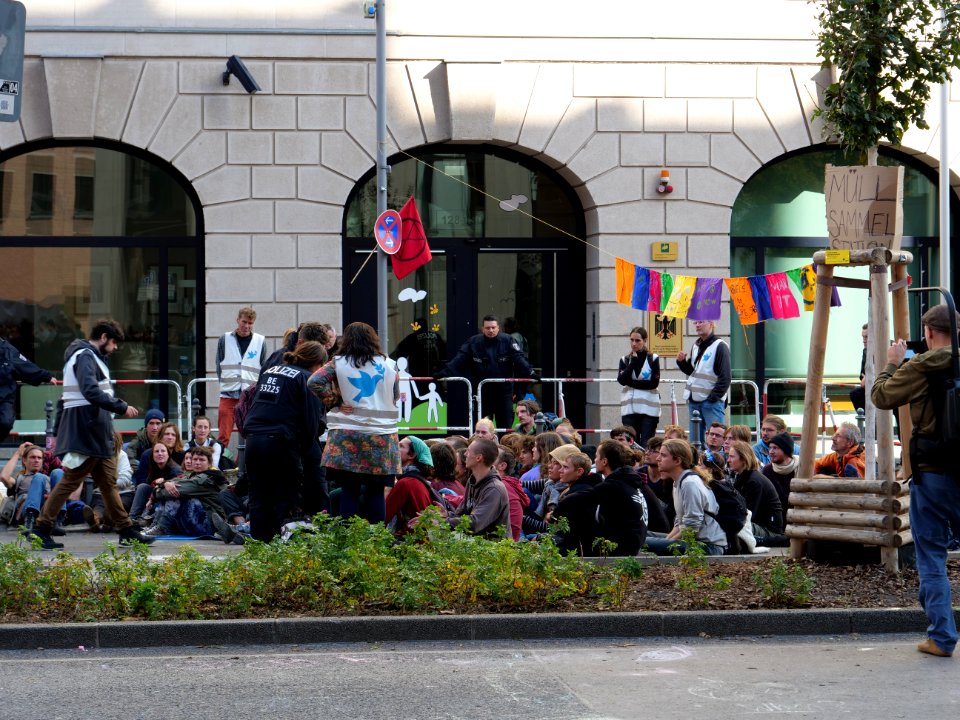 Extinction Rebellion blockade Stresemannstraße 2019-10-13 11
