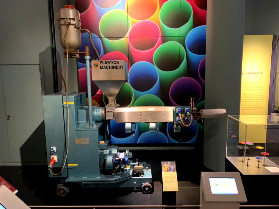 Extruder for producing plastic bottles, photo 2
