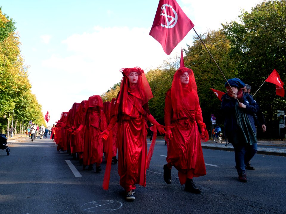 Extinction Rebellion Week Berlin Red Rebel Brigade on the Straße des 17. Juni 2019-10-07 04