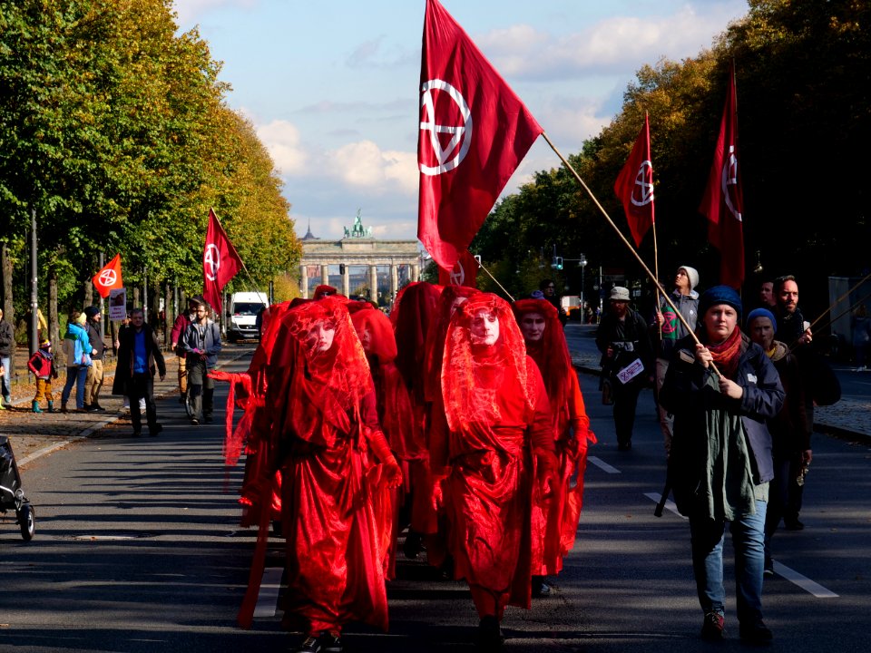 Extinction Rebellion Week Berlin Red Rebel Brigade on the Straße des 17. Juni 2019-10-07 02