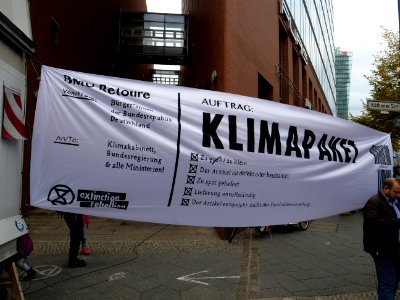 Extinction Rebellion blockade Stresemannstraße 2019-10-12 02