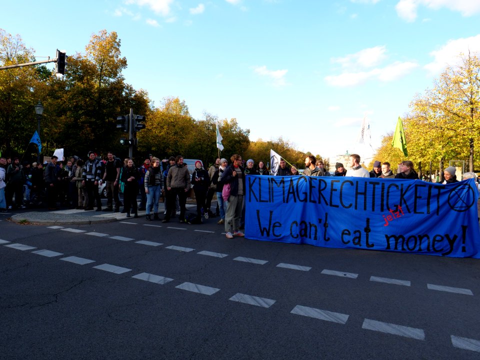 Extinction Rebellion swarming Ebertstraße 2019-10-07 03