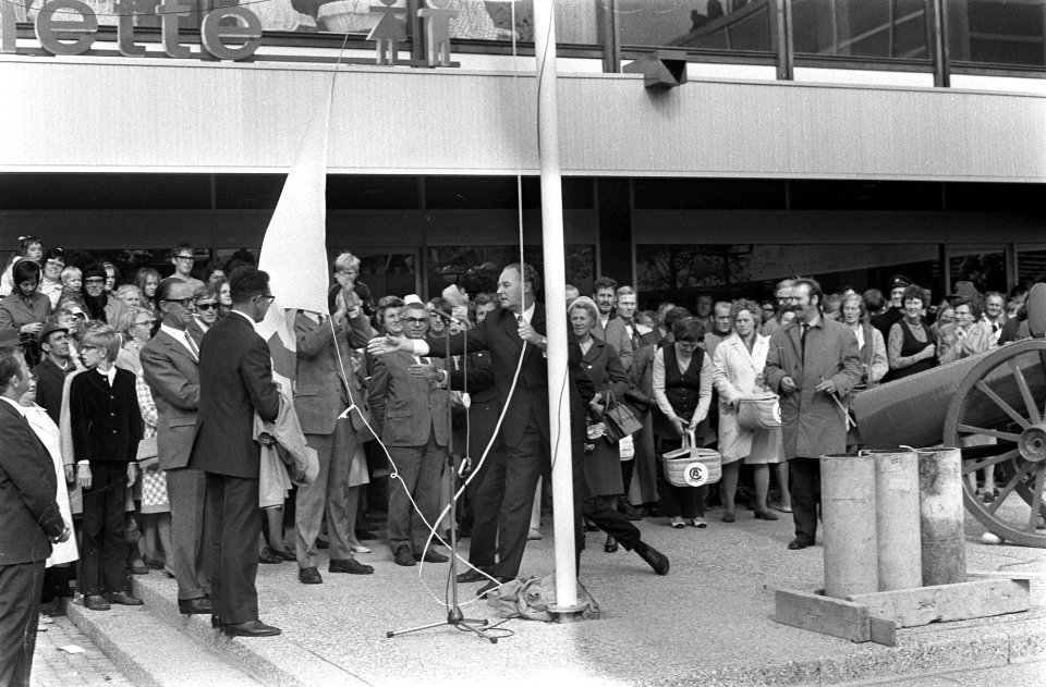 Ex-wethouder Hamm van Amsterdam opent winkelcentrum in Amsterdam Buikslotermeer, Bestanddeelnr 923-8509