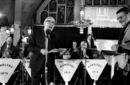Ex-TROS-voorzitter Landre zingt liedje in radioprogramma zingende Landre en the, Bestanddeelnr 927-6436