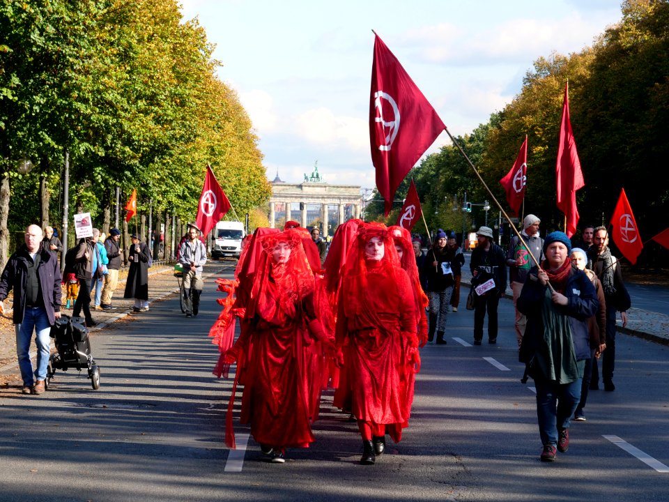 Extinction Rebellion Week Berlin Red Rebel Brigade on the Straße des 17. Juni 2019-10-07 01