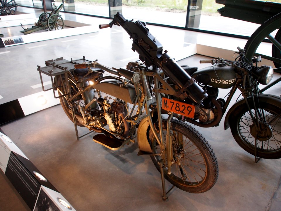 Eysink militaire motorfiets met Schwartzlose mitrailleur M7829 pic1