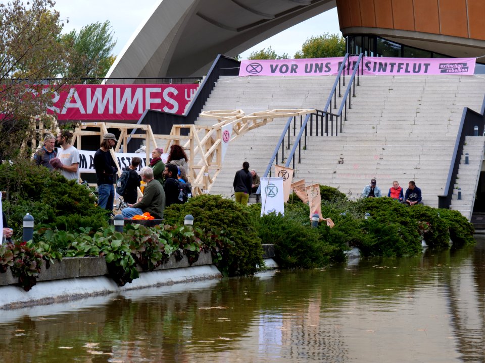 Extinction Rebellion action in front of Kongresshalle Berlin 01