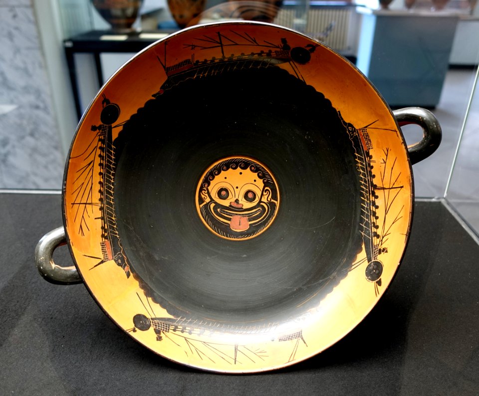 Eye-cup with inner Gorgon's head and frieze of boats, Attic, c. 520 BC, ZA 68-2, view 1 - Martin von Wagner Museum - Würzburg, Germany - DSC05446