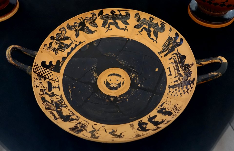 Eye-cup with Silenus mask and frieze of mythological figures, Phineus Painter, Chalkidian, c. 530 BC, L 164 - Martin von Wagner Museum - Würzburg, Germany - DSC05577
