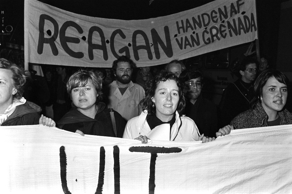 Eveline Herfkens (PvdA) (l) en Ina Brouwer (CPN), Bestanddeelnr 932-7442