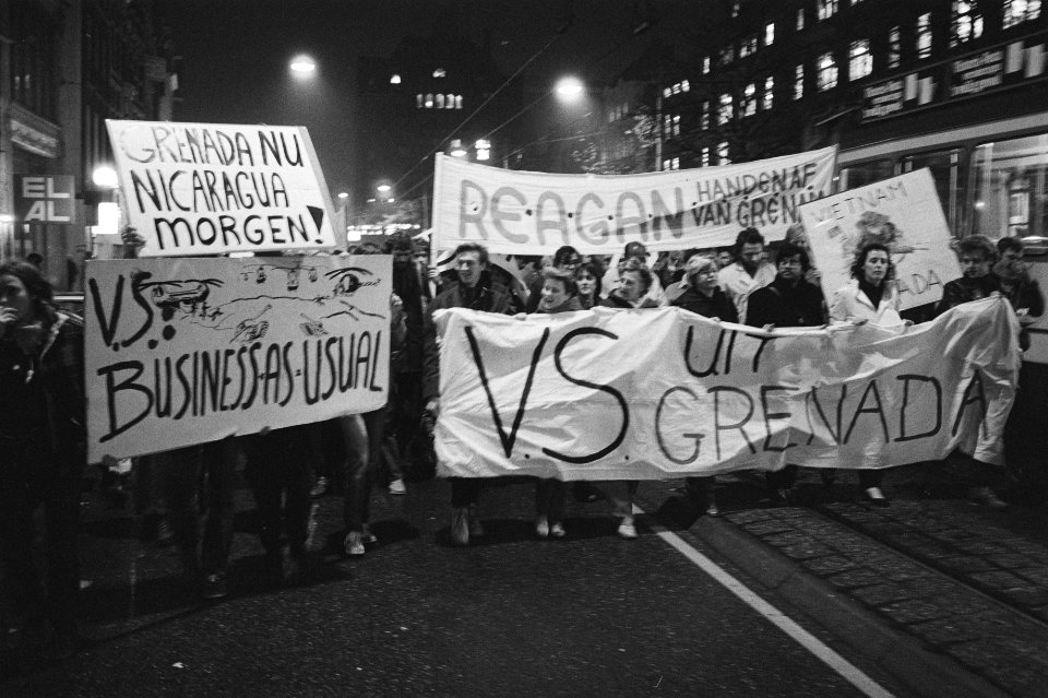 Eveline Herfkens (PvdA) (4e van links) en Ina Brouwer (CPN) (2e van rechts), Bestanddeelnr 932-7443