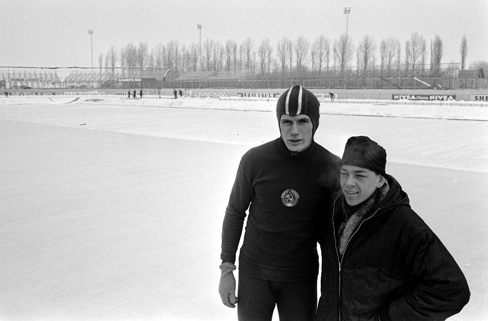 Europese schaatskampioenschappen te Deventer, links Matusevitsj en rechts Eddy V, Bestanddeelnr 918-6902