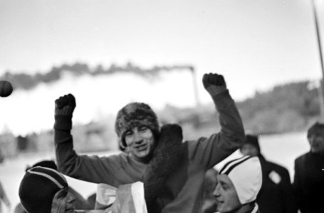 Europese Schaatskampioenschappen te Lathi, Finland, Kees Verkerk op de schouders, Bestanddeelnr 920-0241