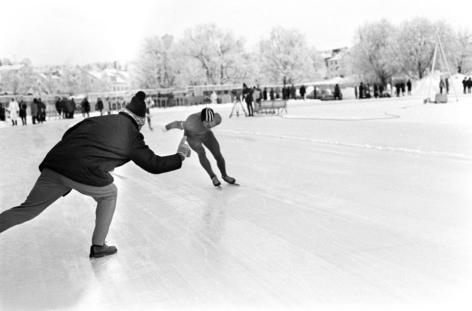Europese Schaatskampioenschappen te Lathi, Finland, Kees Verkerk in aktie en tra, Bestanddeelnr 920-0253