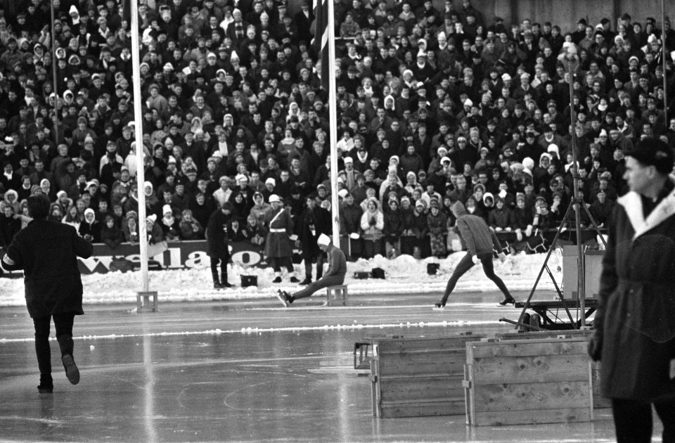 Europese Schaatskampioenschappen te Oslo, Bols rust uit na de 10.000 meter, Bestanddeelnr 921-0263
