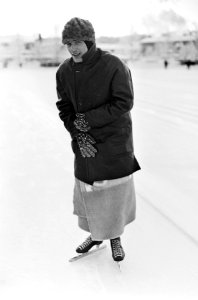 Europese Schaatskampioenschappen te Lathi, Finland, Kees Verkerk met deken om zi, Bestanddeelnr 920-0243