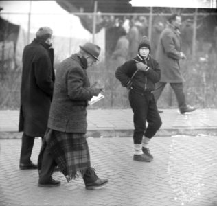 Europese Schaatskampioenschappen te Deventer, official me dekens om benen, Bestanddeelnr 918-7111