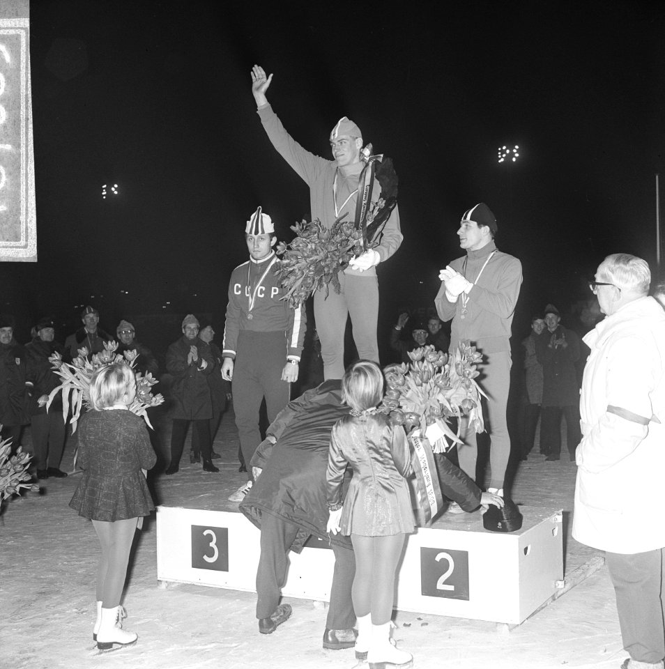 Europese Schaatskampioenschappen te Deventer, op podium v.l.n.r. Kaplan, Schenk,, Bestanddeelnr 918-7085