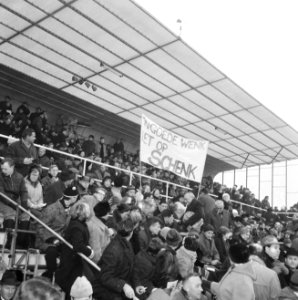 Europese Schaatskampioenschappen te Deventer, tribune met spandoek Schenk, Bestanddeelnr 918-7106