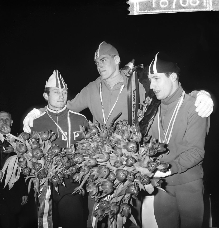 Europese Schaatskampioenschappen te Deventer, de drie besten, in midden Ard Sche, Bestanddeelnr 918-7081