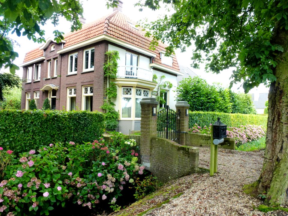 Ewijk (Beuningen, Gld) boerderij Vordingstraat 36 met toegangspoort
