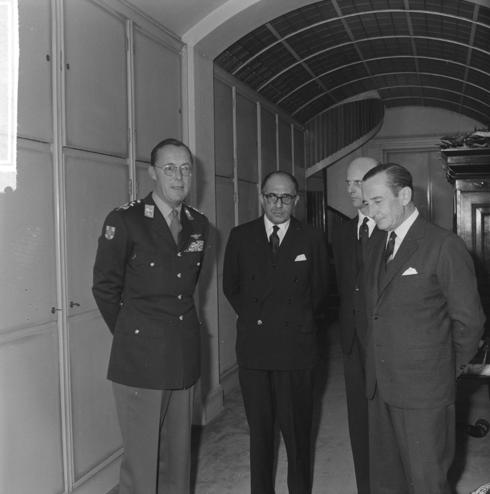 Ex President Generaal Aramburoe op paleis Soestdijk door prins Bernhard ontvange, Bestanddeelnr 914-5445