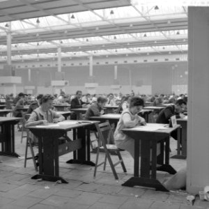 Examen in de Prins Bernhardhal te Utrecht voor 1200 werknemers in het hotelvak, Bestanddeelnr 912-3857