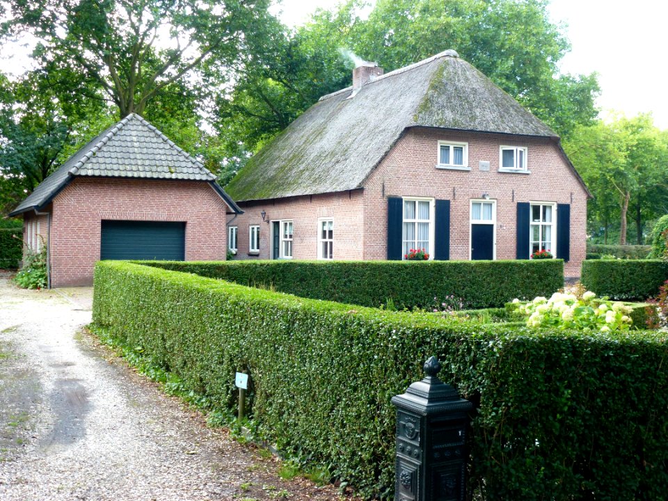 Ewijk (Beuningen, Gld) boerderij Binnenweg 1 met oprit