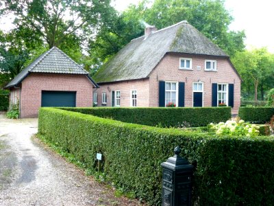 Ewijk (Beuningen, Gld) boerderij Binnenweg 1 met oprit