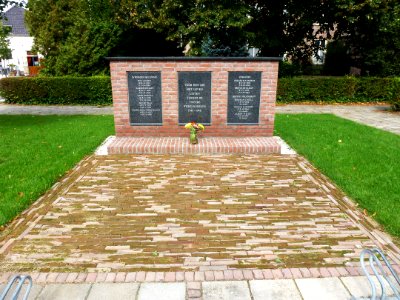 Ewijk (Beuningen, Gld) oorlogsmonument bij kerk (01)