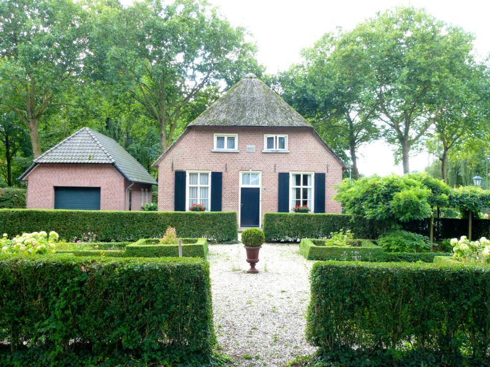 Ewijk (Beuningen, Gld) boerderij Binnenweg 1 met tuin