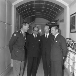 Ex President Generaal Aramburoe op paleis Soestdijk door prins Bernhard ontvange, Bestanddeelnr 914-5446
