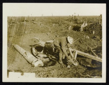 Examining a wrecked German field gun on the Canadian front, Bestanddeelnr 158-1152
