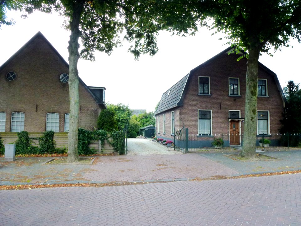 Ewijk (Beuningen, Gld) woning en schuur Julianastraat 10