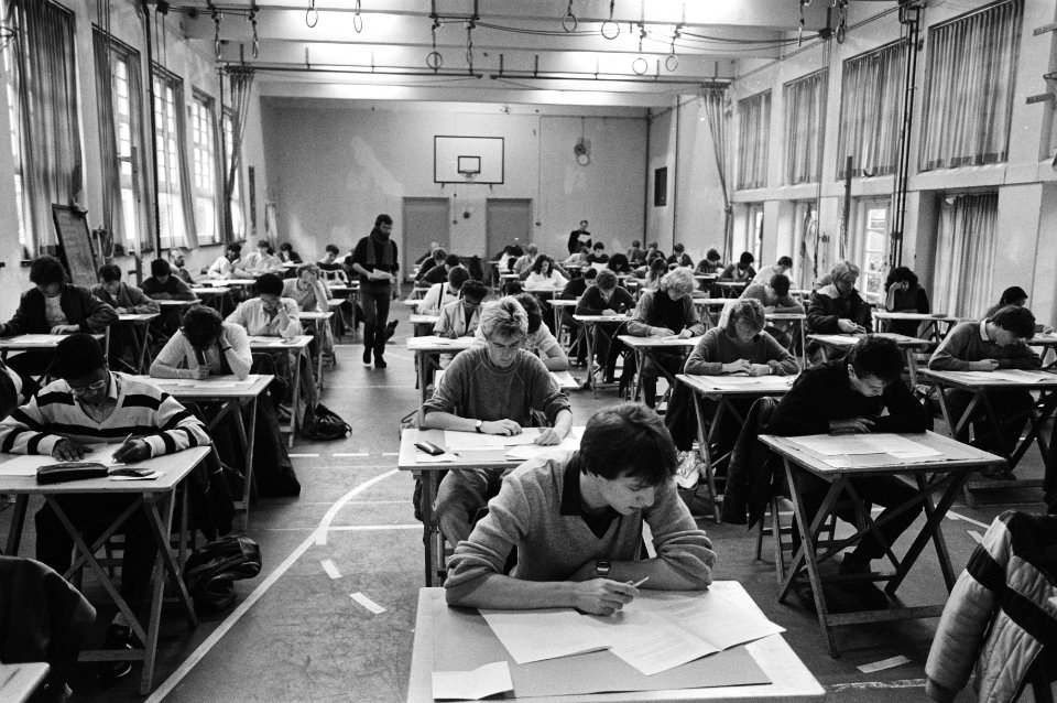 Examenkandidaten in de gymzaal van de Berlagescholengemeenschap in Amsterdam, Bestanddeelnr 932-5795