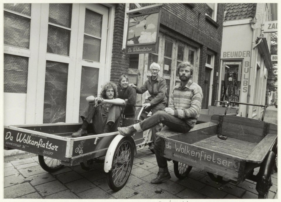 Ewoud de Vries (rechts op de foto), eigenaar van de fietsenstalling-werkplaats De Wolkenfietser, Koningstraat 36zw. NL-HlmNHA 54020718