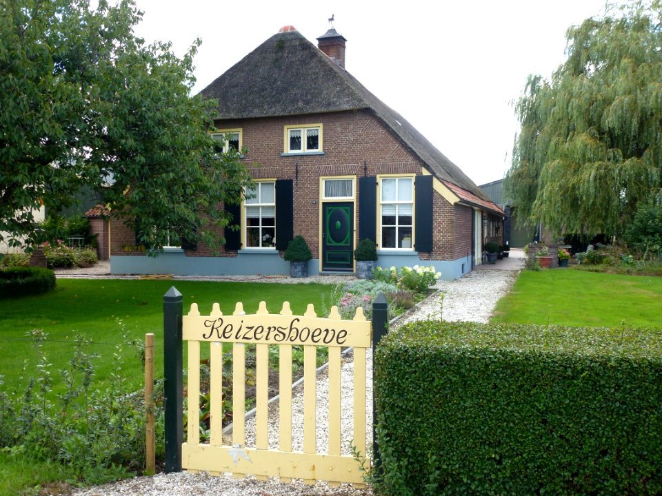 Ewijk (Beuningen, Gld) Keizershoeve Koningstraat 39 met poortje met naam